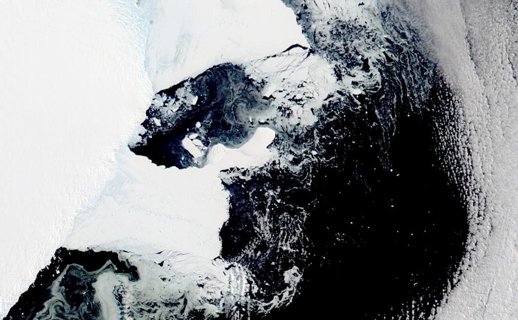 Une plateforme de glace flottante s’effondre dans l’Antarctique