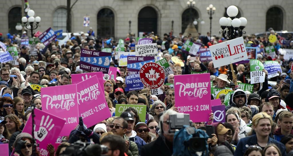 Des employeurs appelés à aider les travailleuses à venir au Canada pour avorter