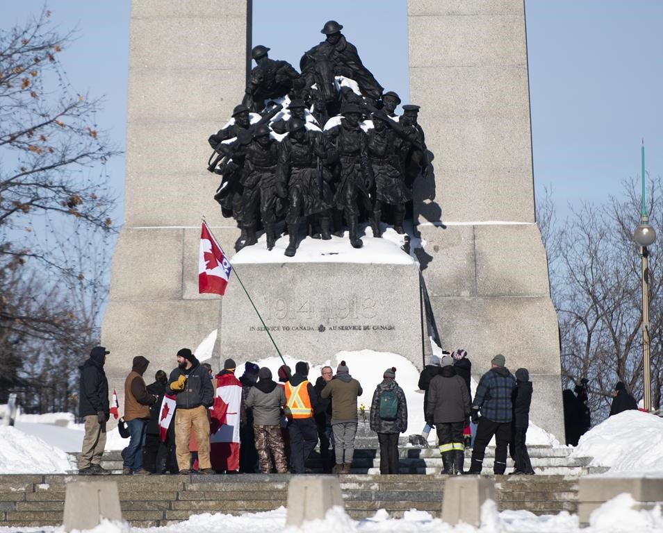 Anita Anand dénonce la «profanation» de la Tombe du Soldat inconnu à Ottawa