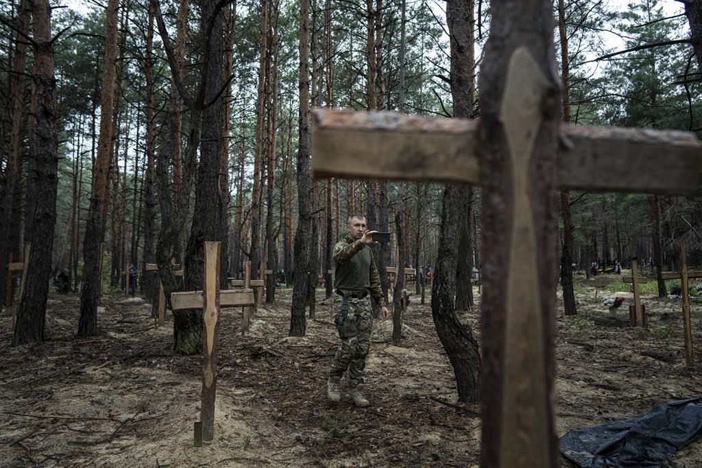 L’Ukraine accuse la Russie de «semer la mort» après la découverte fosses communes