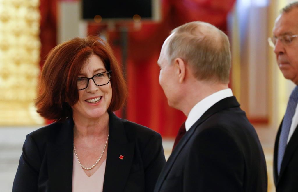 Moscou dénonce des «gestes hostiles» à Ottawa et convoque l’ambassadrice canadienne