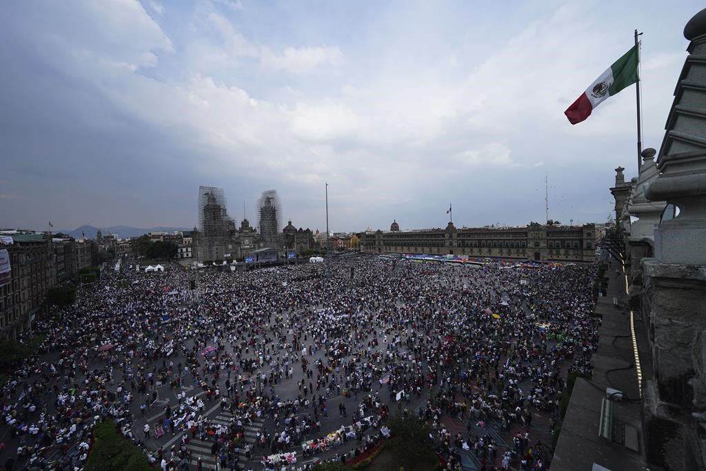 Le président mexicain Manuel López Obrador à la tête d’une grande marche