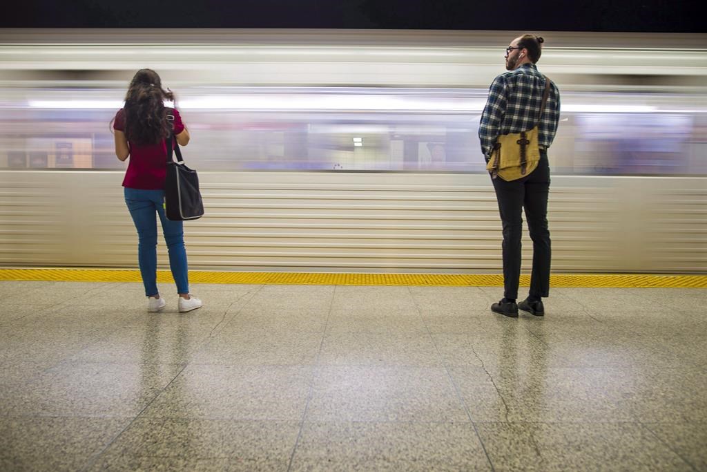 Deux personnes ont été poignardées dans une station de métro à Toronto