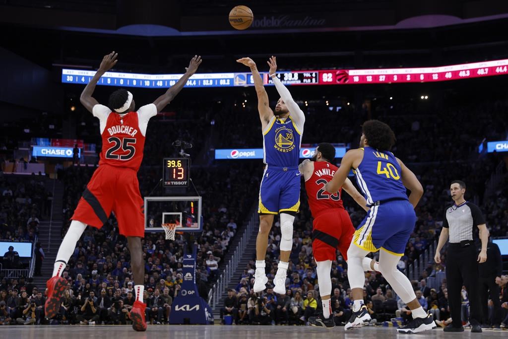 Curry amasse 35 points et les Warriors dominent les Raptors 129-117