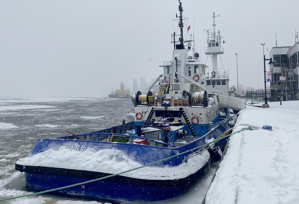 L’équipage de trois bateaux coincés au port de Trois-Rivières passe un rude hiver