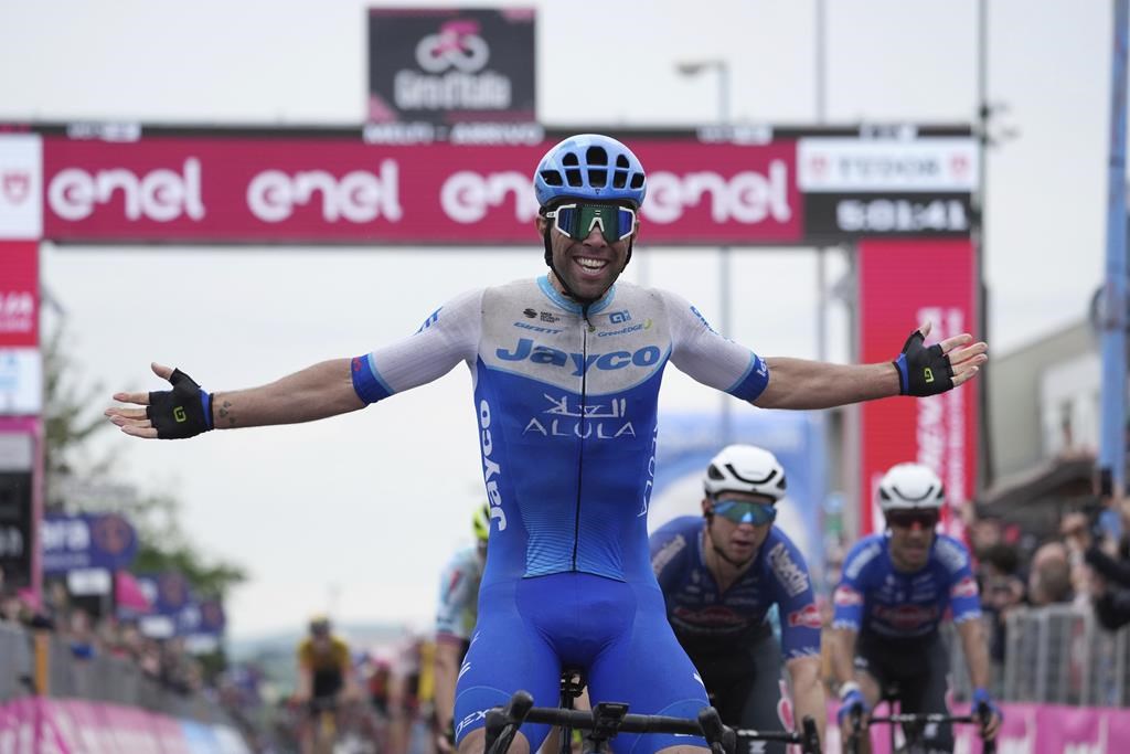 Matthews vince la terza tappa del Giro d’Italia, ma Evenboul è ancora in testa