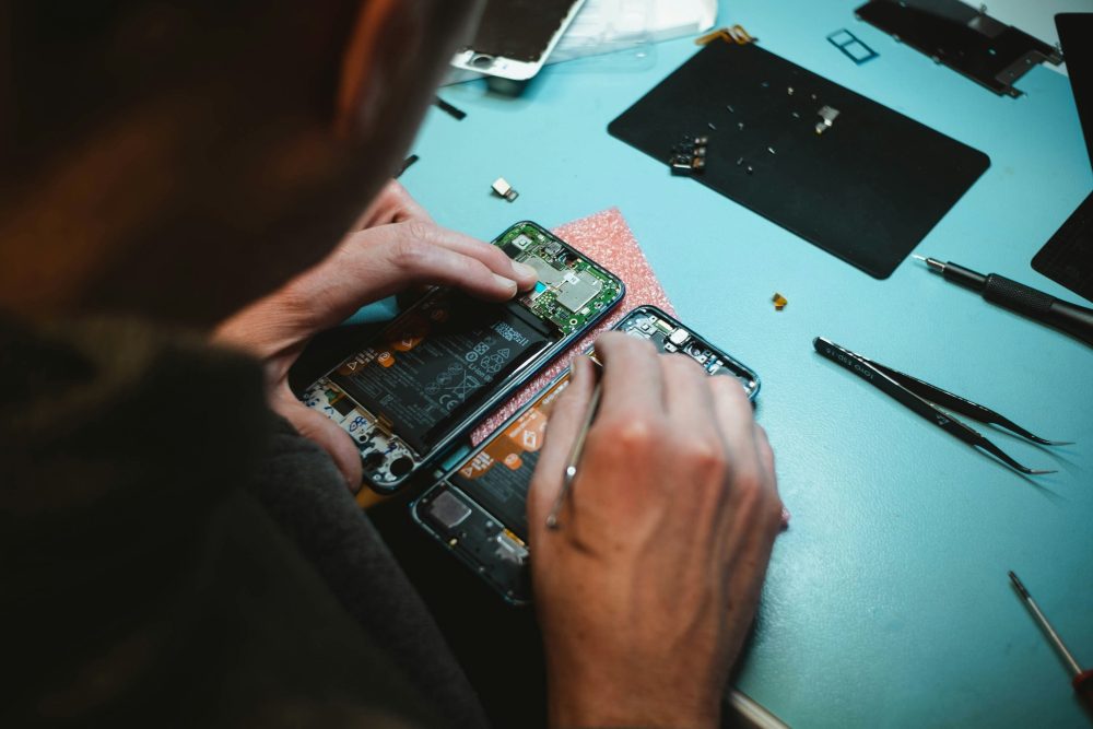 Un spécialiste répare un téléphone dans un atelier de réparation