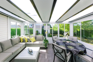 Un solarium contemporain qui vous permet de profiter du plein air en toute saison.