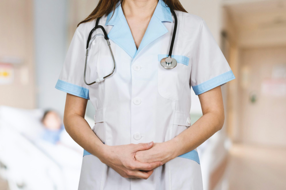 Professionnelle de la santé prête à effectuer une visite de soins à domicile